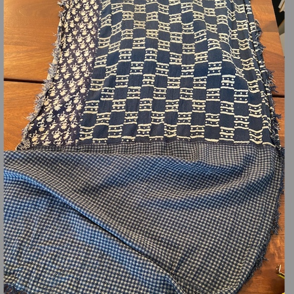 100% Silk Scarf in blue and white mixed print (OS) - Picture 2 of 3